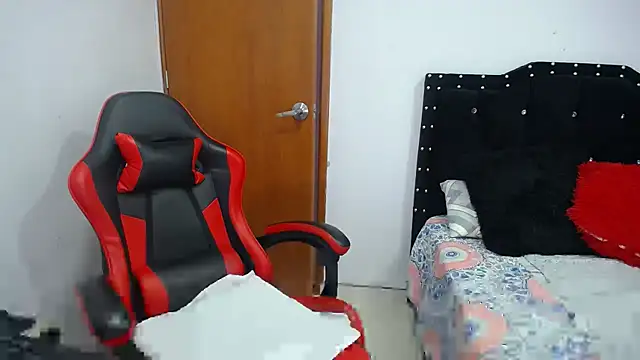 Snapshot of Ursulawhite69 chatting on 10-27-25, 04:00 Ursulawhite69 online show from 10-27-25, 04:00