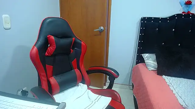 Snapshot of Ursulawhite69 chatting on 02-18-26, 04:47 Ursulawhite69 online show from 02-18-26, 04:47