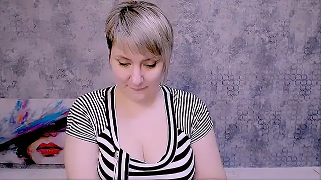 Snapshot of Djullia chatting on 02-09-25, 03:23 Djullia online show from 02-09-25, 03:23