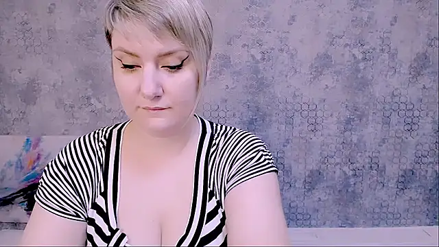 Snapshot of Djullia chatting on 03-07-25, 12:12 Djullia online show from 03-07-25, 12:12