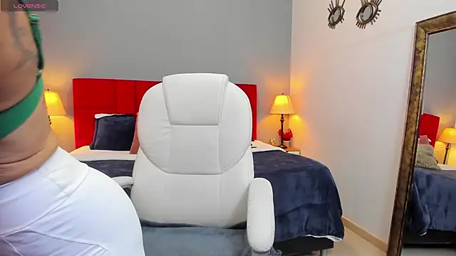 Snapshot of _Nicoletteshea_ chatting on 12-18-25, 08:37 Nicoletteshea online show from 12-18-25, 08:37