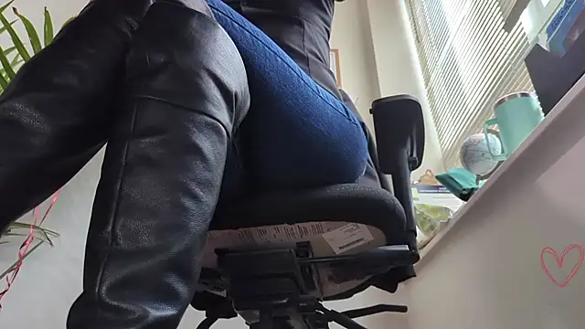 Snapshot of City_Kat chatting on 03-06-26, 04:58 City Kat online show from 03-06-26, 04:58