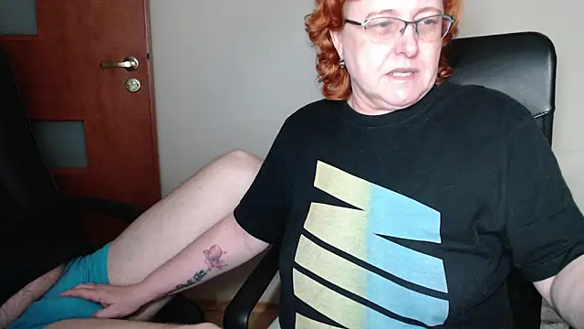 Snapshot of JoannaAndNeighbour chatting on 01-19-25, 08:09 JoannaAndNeighbour online show from 01-19-25, 08:09