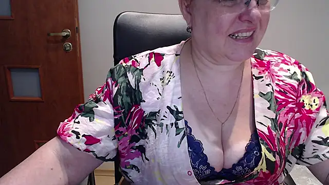 Snapshot of JoannaAndNeighbour chatting on 02-07-25, 08:11 JoannaAndNeighbour online show from 02-07-25, 08:11