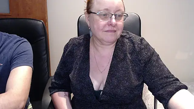 Snapshot of JoannaAndNeighbour chatting on 02-09-25, 11:25 JoannaAndNeighbour online show from 02-09-25, 11:25