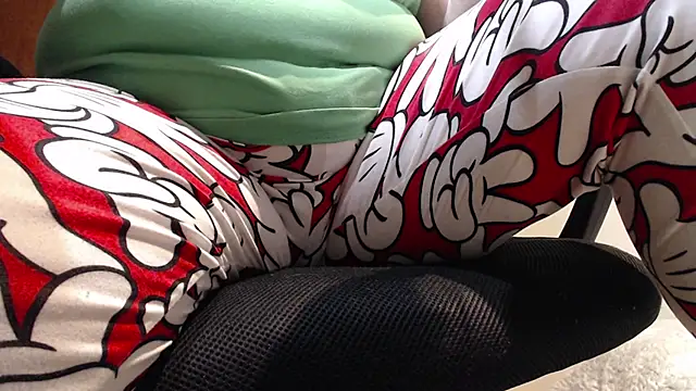 Snapshot of JoannaAndNeighbour chatting on 02-18-25, 11:11 JoannaAndNeighbour online show from 02-18-25, 11:11