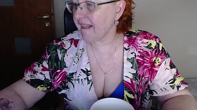 Snapshot of JoannaAndNeighbour chatting on 03-03-25, 10:17 JoannaAndNeighbour online show from 03-03-25, 10:17