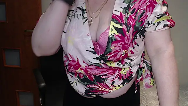 Snapshot of JoannaAndNeighbour chatting on 03-20-25, 11:49 JoannaAndNeighbour online show from 03-20-25, 11:49