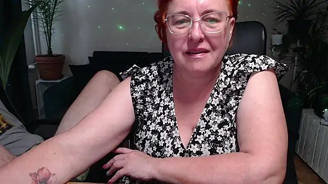 Snapshot of JoannaAndNeighbour chatting on 09-09-25, 09:42 JoannaAndNeighbour online show from 09-09-25, 09:42