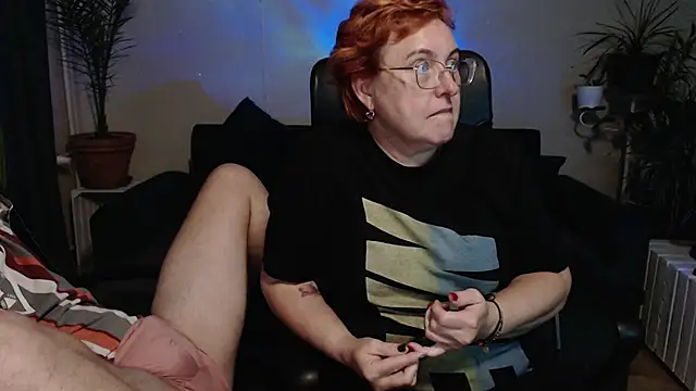 Snapshot of JoannaAndNeighbour chatting on 10-05-25, 02:37 JoannaAndNeighbour online show from 10-05-25, 02:37