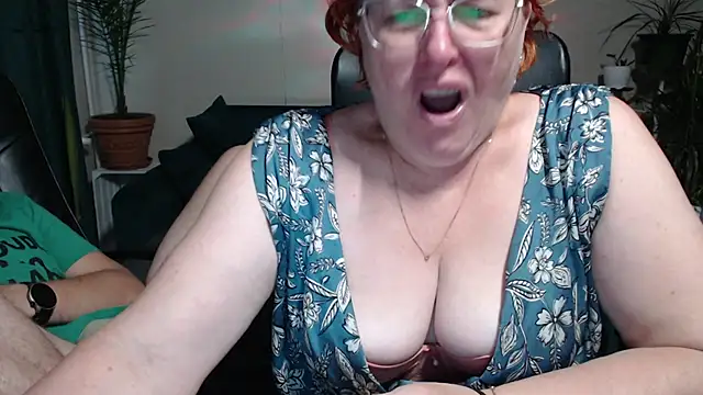 Snapshot of JoannaAndNeighbour chatting on 10-11-25, 08:35 JoannaAndNeighbour online show from 10-11-25, 08:35