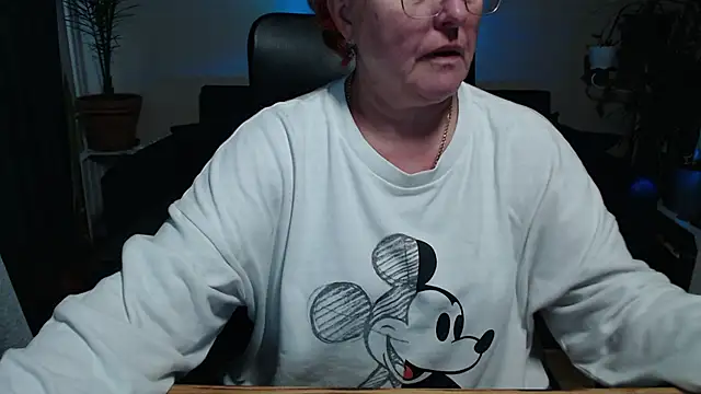 Snapshot of JoannaAndNeighbour chatting on 10-18-25, 10:16 JoannaAndNeighbour online show from 10-18-25, 10:16