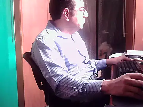 Snapshot of FernandoReuterG chatting on 10-14-25, 03:02 FernandoReuterG online show from 10-14-25, 03:02
