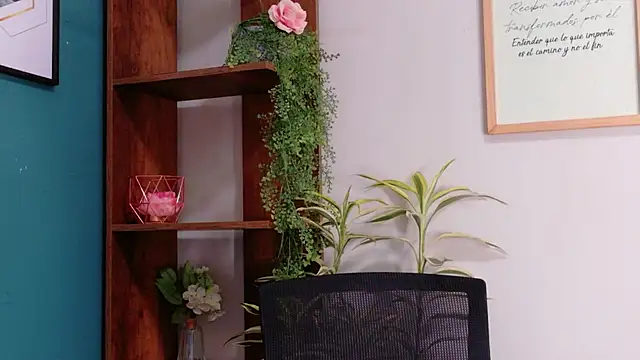 Snapshot of Sara_Boom chatting on 12-17-25, 04:07 Sara Boom online show from 12-17-25, 04:07