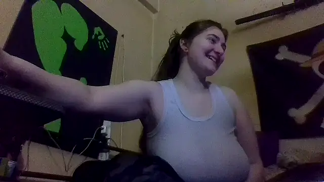 Snapshot of Snowbunnycake_131 chatting on 12-31-24, 03:01 Snowbunnycake 131 online show from 12-31-24, 03:01