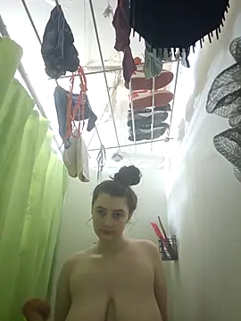 Snapshot of Snowbunnycake_131 chatting on 10-16-25, 08:04 Snowbunnycake 131 online show from 10-16-25, 08:04