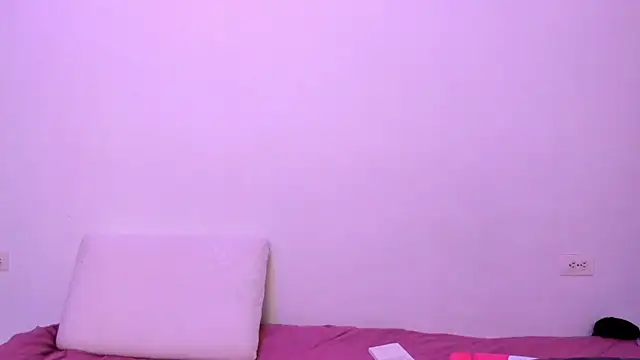 Snapshot of _Lunnaa_ chatting on 07-30-26, 01:15 Lunnaa online show from 07-30-26, 01:15