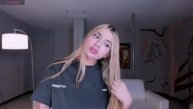 Snapshot of NiaHolland chatting on 09-08-25, 06:29 NiaHolland online show from 09-08-25, 06:29