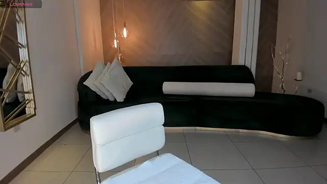 Snapshot of NiaHolland chatting on 10-10-25, 06:40 NiaHolland online show from 10-10-25, 06:40