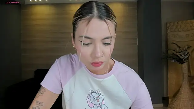 Snapshot of NiaHolland chatting on 10-23-25, 07:56 NiaHolland online show from 10-23-25, 07:56