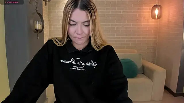 Snapshot of NiaHolland chatting on 10-26-25, 06:14 NiaHolland online show from 10-26-25, 06:14