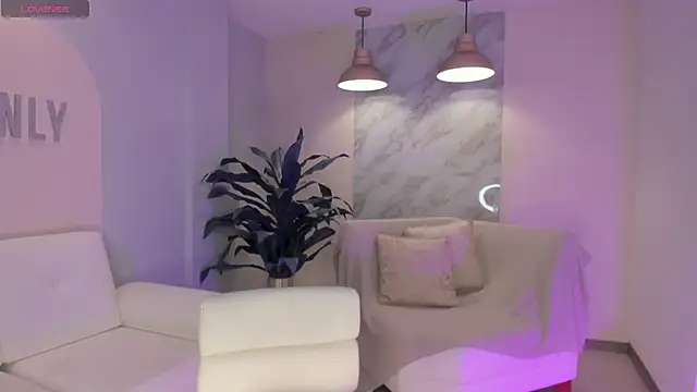 Snapshot of NiaHolland chatting on 12-14-25, 06:12 NiaHolland online show from 12-14-25, 06:12