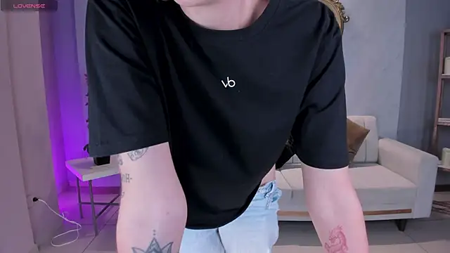 Snapshot of NiaHolland chatting on 12-16-25, 07:08 NiaHolland online show from 12-16-25, 07:08