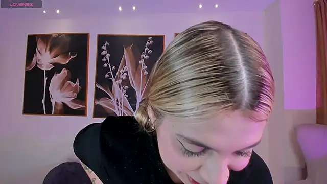 Snapshot of NiaHolland chatting on 02-01-26, 05:55 NiaHolland online show from 02-01-26, 05:55