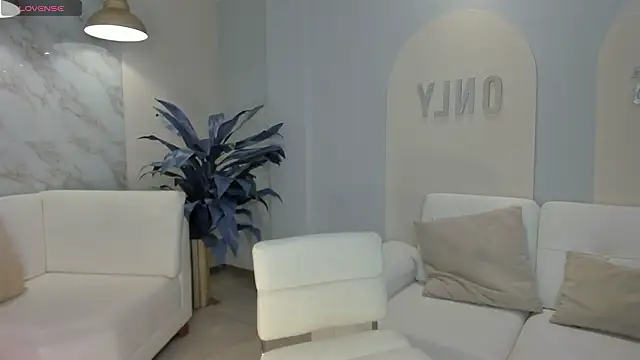 Snapshot of NiaHolland chatting on 02-15-26, 10:50 NiaHolland online show from 02-15-26, 10:50