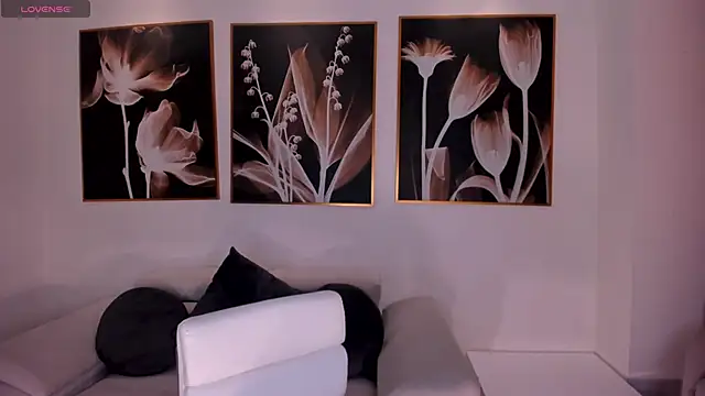 Snapshot of NiaHolland chatting on 02-25-26, 06:06 NiaHolland online show from 02-25-26, 06:06