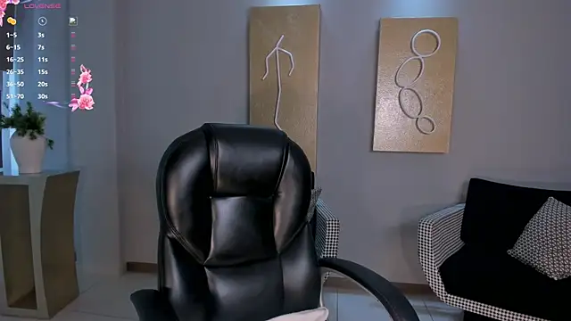 Snapshot of NinaMichelle chatting on 06-11-26, 12:32 NinaMichelle online show from 06-11-26, 12:32