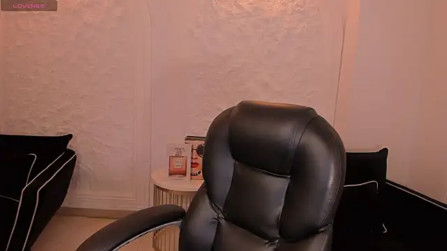 Snapshot of MollyJones_ chatting on 07-05-26, 12:01 MollyJones online show from 07-05-26, 12:01