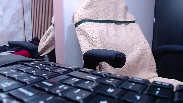 Sonialorens  online show from 11-08-25, 11:47