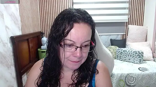 Sonialorens  online show from 06-08-26, 01:11