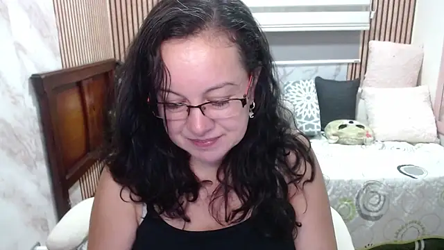 Sonialorens  online show from 06-10-26, 03:55