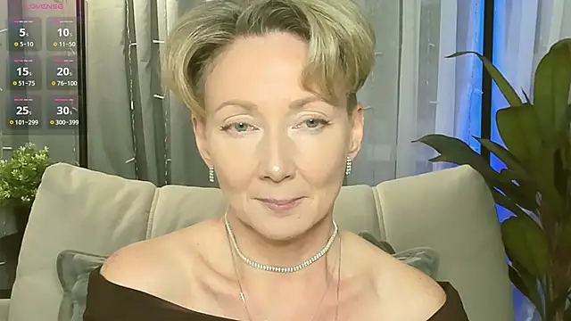 Snapshot of AkexandraFix chatting on 11-25-25, 01:00 AkexandraFix online show from 11-25-25, 01:00