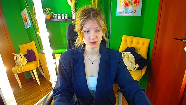 Snapshot of MaryHiggins chatting on 03-17-25, 10:49 MaryHiggins online show from 03-17-25, 10:49