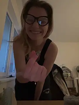 Snapshot of MaryHiggins chatting on 09-19-25, 04:29 MaryHiggins online show from 09-19-25, 04:29