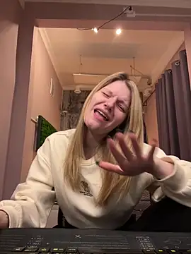 Snapshot of MaryHiggins chatting on 09-30-25, 12:32 MaryHiggins online show from 09-30-25, 12:32