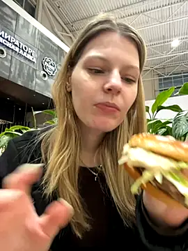 Snapshot of MaryHiggins chatting on 10-20-25, 03:12 MaryHiggins online show from 10-20-25, 03:12