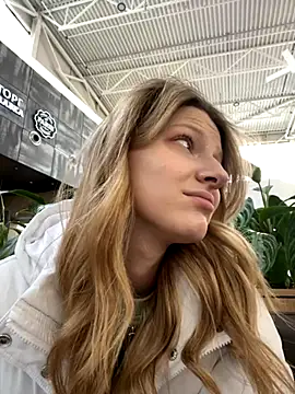 Snapshot of MaryHiggins chatting on 10-21-25, 01:01 MaryHiggins online show from 10-21-25, 01:01