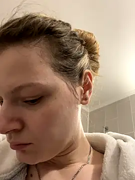 Snapshot of MaryHiggins chatting on 10-26-25, 08:31 MaryHiggins online show from 10-26-25, 08:31