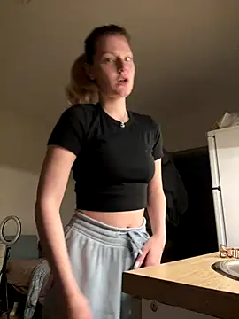 Snapshot of MaryHiggins chatting on 10-26-25, 08:37 MaryHiggins online show from 10-26-25, 08:37