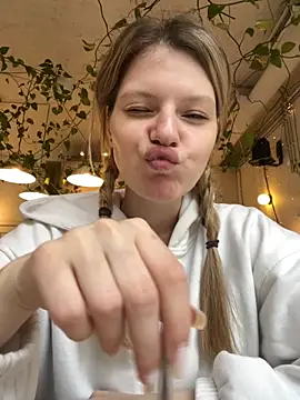 Snapshot of MaryHiggins chatting on 10-30-25, 11:22 MaryHiggins online show from 10-30-25, 11:22