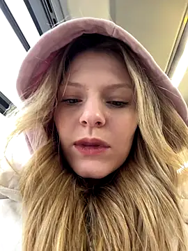 Snapshot of MaryHiggins chatting on 11-09-25, 10:35 MaryHiggins online show from 11-09-25, 10:35