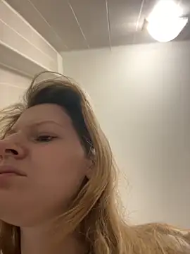 Snapshot of MaryHiggins chatting on 11-16-25, 09:59 MaryHiggins online show from 11-16-25, 09:59