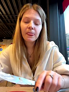 Snapshot of MaryHiggins chatting on 11-22-25, 12:59 MaryHiggins online show from 11-22-25, 12:59