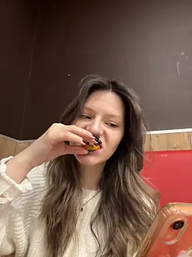 Snapshot of MaryHiggins chatting on 11-28-25, 08:39 MaryHiggins online show from 11-28-25, 08:39