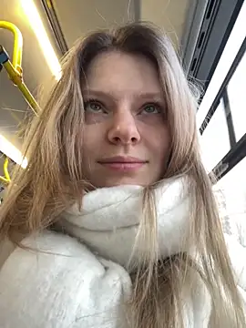 Snapshot of MaryHiggins chatting on 12-22-25, 11:40 MaryHiggins online show from 12-22-25, 11:40