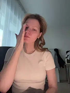 Snapshot of MaryHiggins chatting on 02-24-26, 03:10 MaryHiggins online show from 02-24-26, 03:10